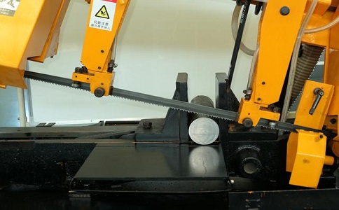 兴宁数控带锯床自动送料精度会出现偏差吗？